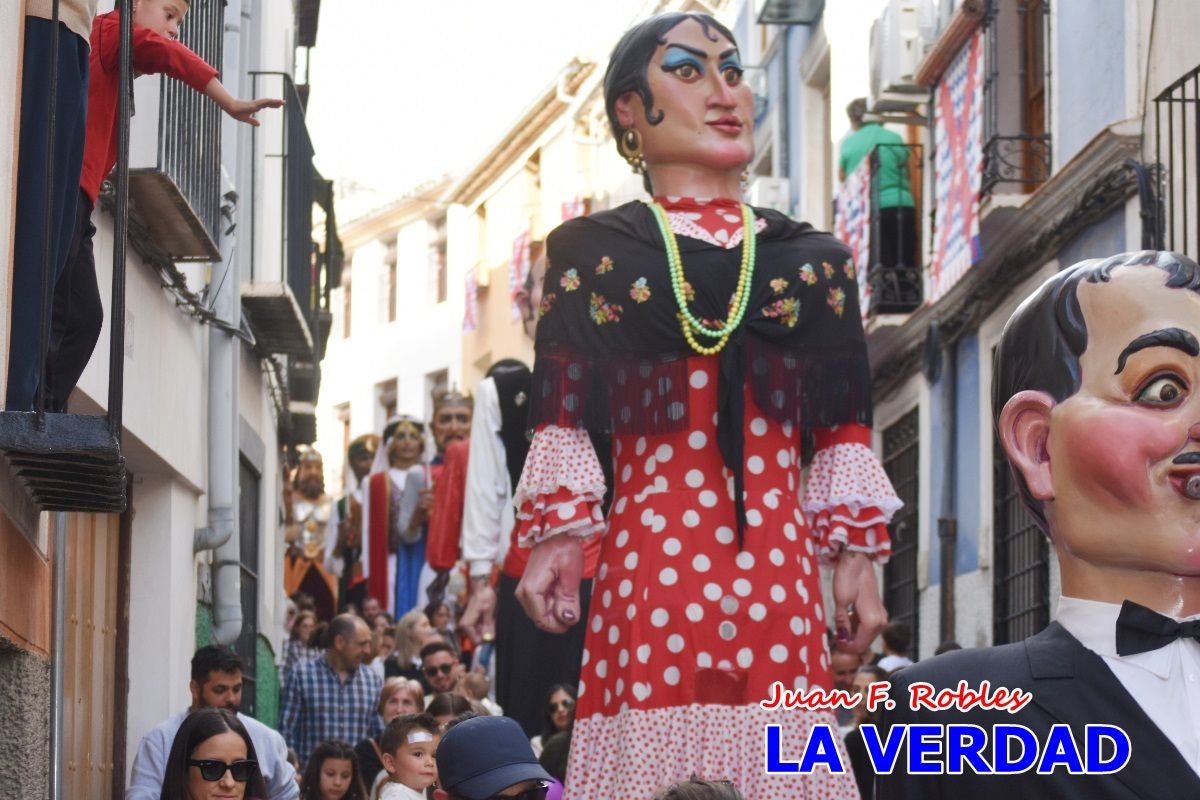Imágenes del primer pasacalles de Gigantes y Cabezudos en Caravaca de la Cruz