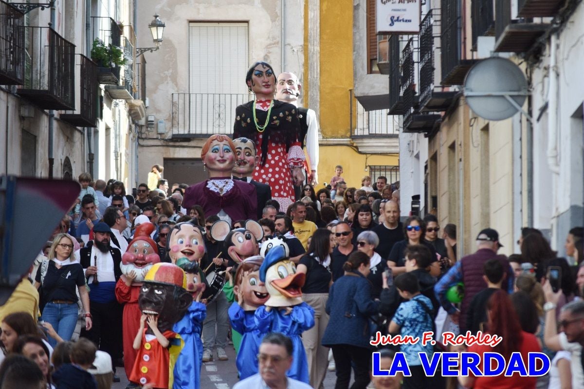 Imágenes del primer pasacalles de Gigantes y Cabezudos en Caravaca de la Cruz