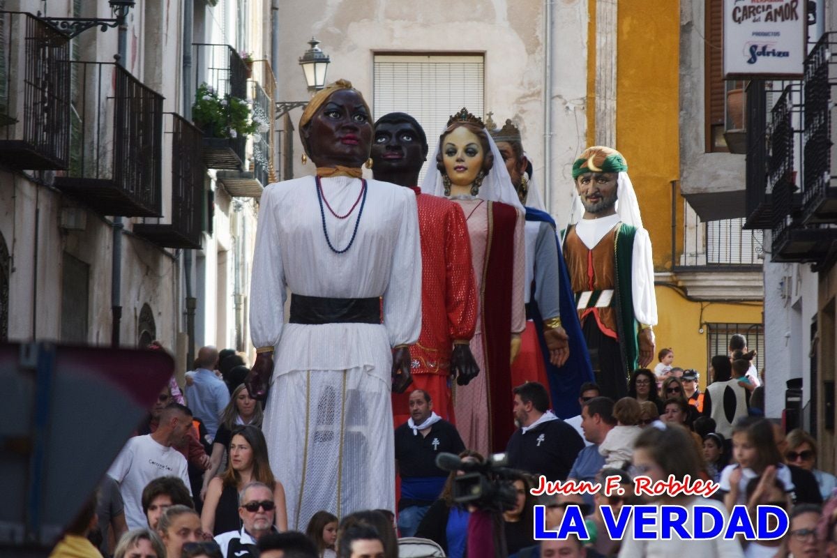 Imágenes del primer pasacalles de Gigantes y Cabezudos en Caravaca de la Cruz