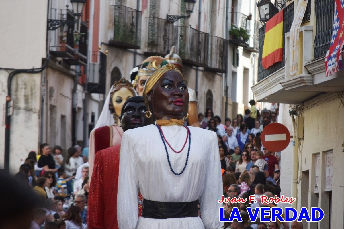 Imágenes del primer pasacalles de Gigantes y Cabezudos en Caravaca de la Cruz