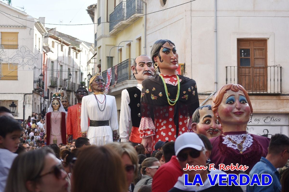 Imágenes del primer pasacalles de Gigantes y Cabezudos en Caravaca de la Cruz
