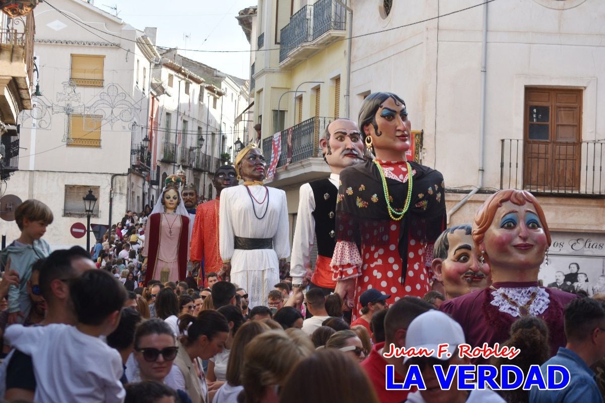 Imágenes del primer pasacalles de Gigantes y Cabezudos en Caravaca de la Cruz
