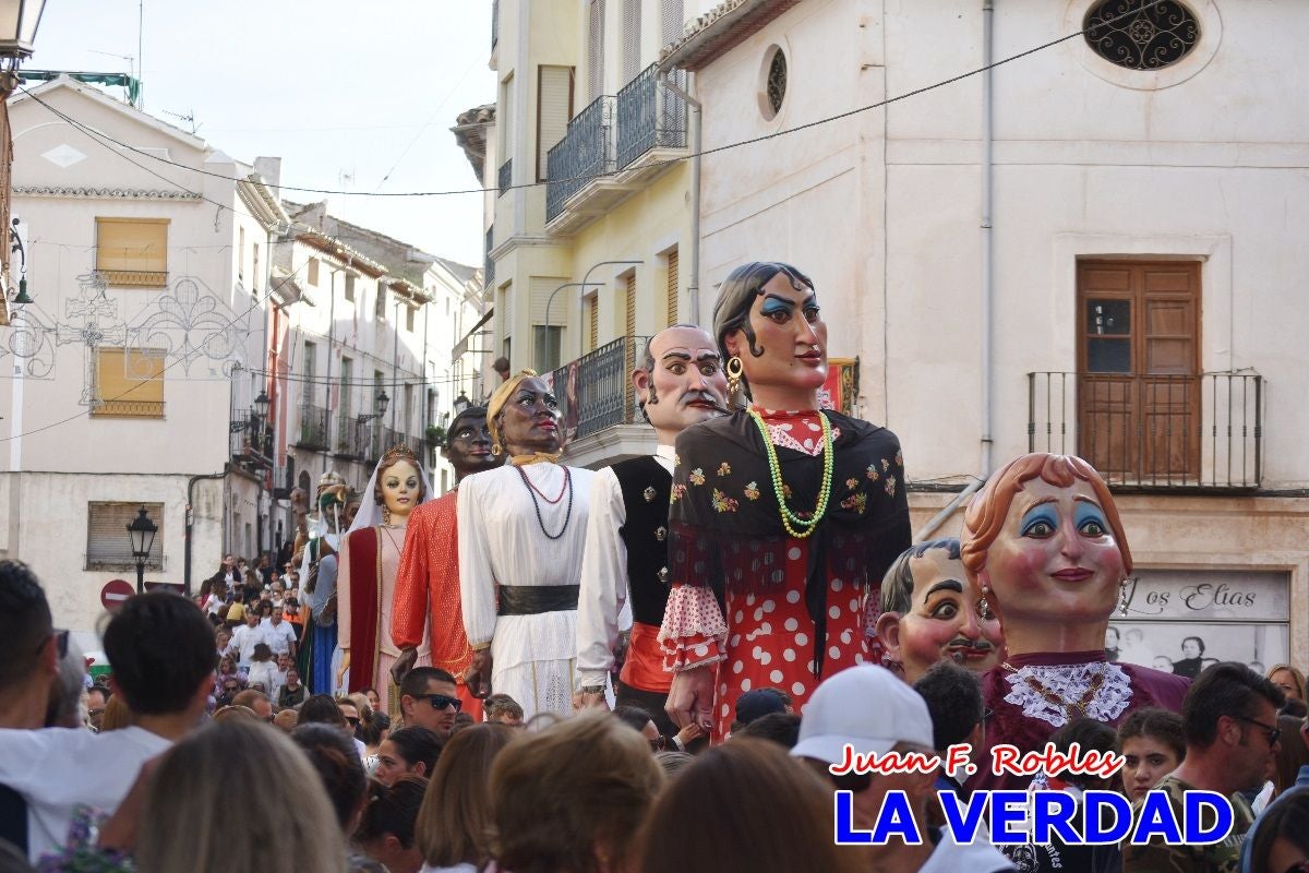Imágenes del primer pasacalles de Gigantes y Cabezudos en Caravaca de la Cruz