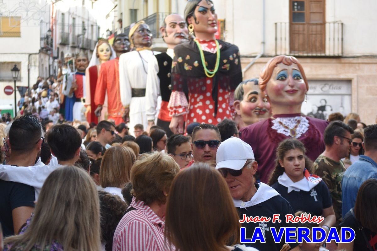 Imágenes del primer pasacalles de Gigantes y Cabezudos en Caravaca de la Cruz