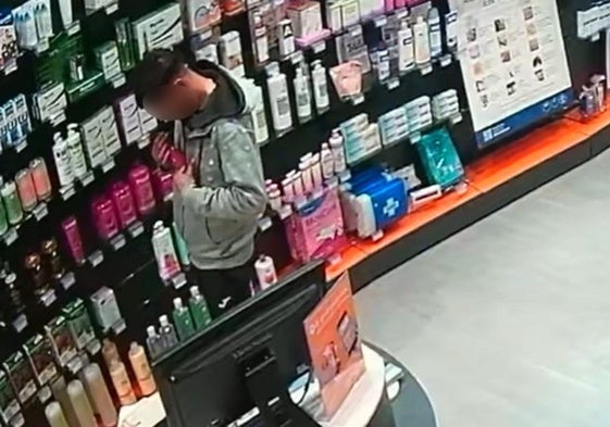 El detenido, captado por una cámara de seguridad mientras realiza uno de los hurtos de los que se le acusa.