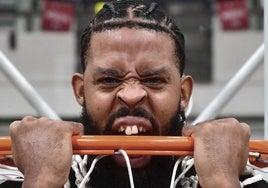DJ Stephens posa mordiendo el aro de una de las canastas del Palacio de los Deportes de Murcia, hace unos días.