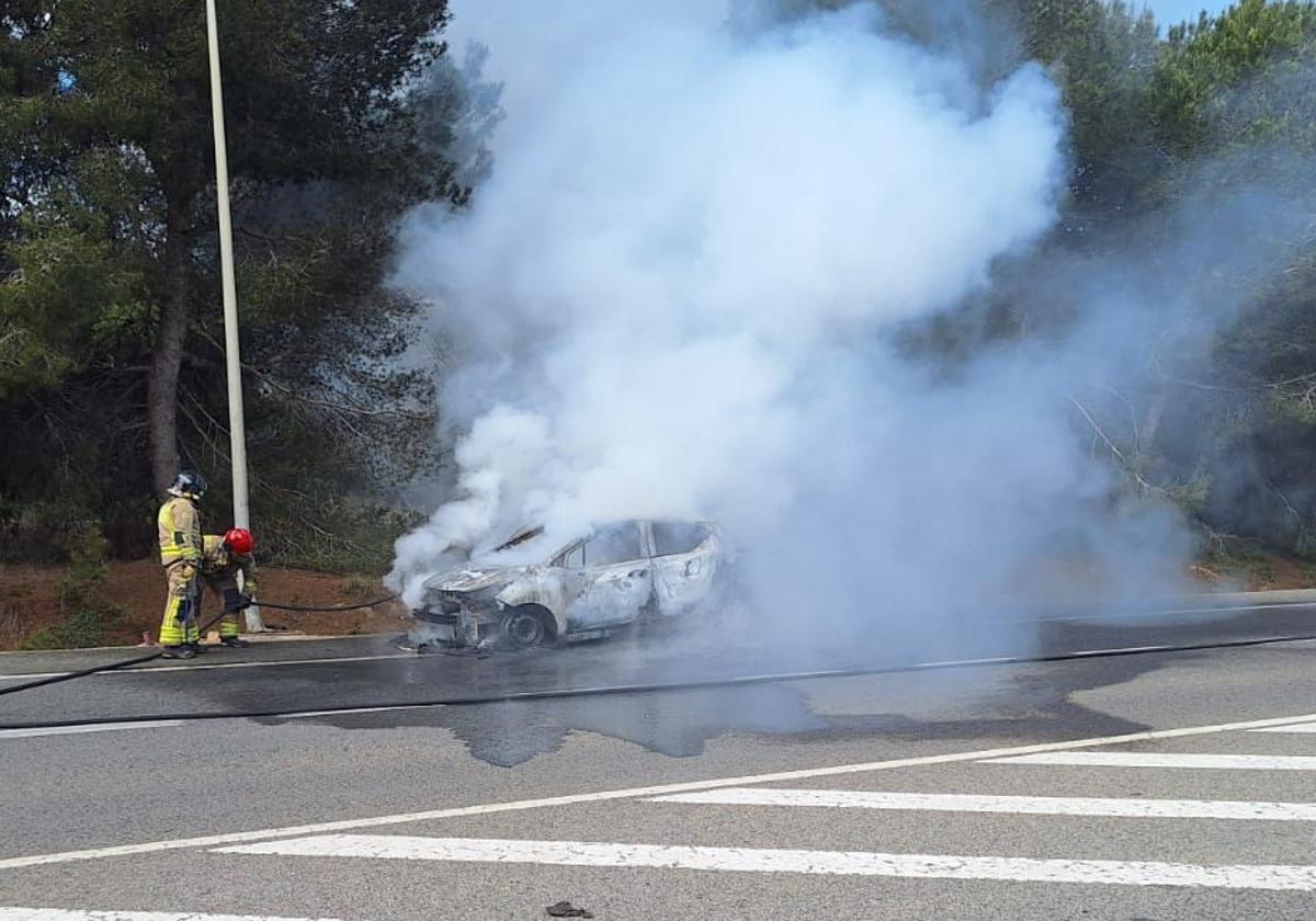 Arde un coche en San Javier cuando sus ocupantes se dirigían a La Manga de vacaciones