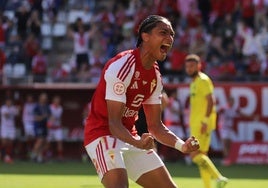 Carlos Rojas celebra el primer gol del Real Murcia este domingo.