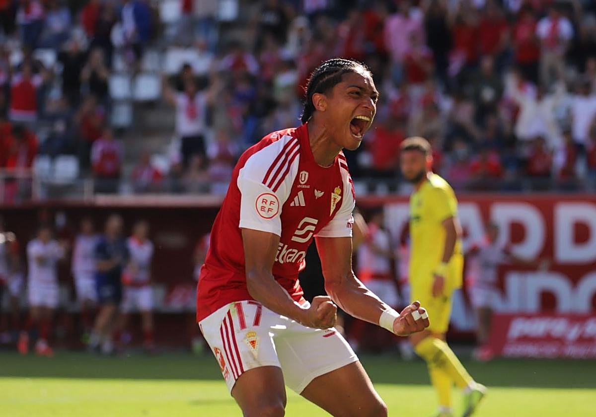 Carlos Rojas celebra el primer gol del Real Murcia este domingo.