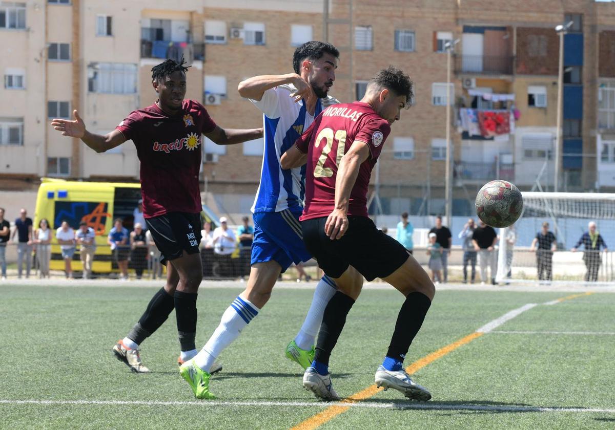 Alvarito, extremo de La Unión, trata de recuperar el balón.