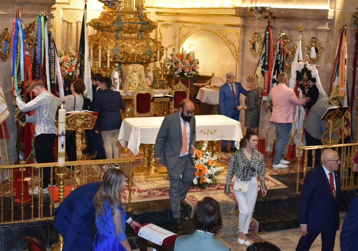 El Bando Cristiano se postra a los pies de la Vera Cruz
