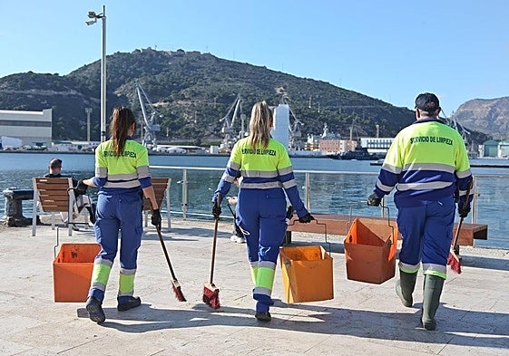 Imagen de archivo de trabajadores de Lhicarsa en el Puerto de Cartagena.