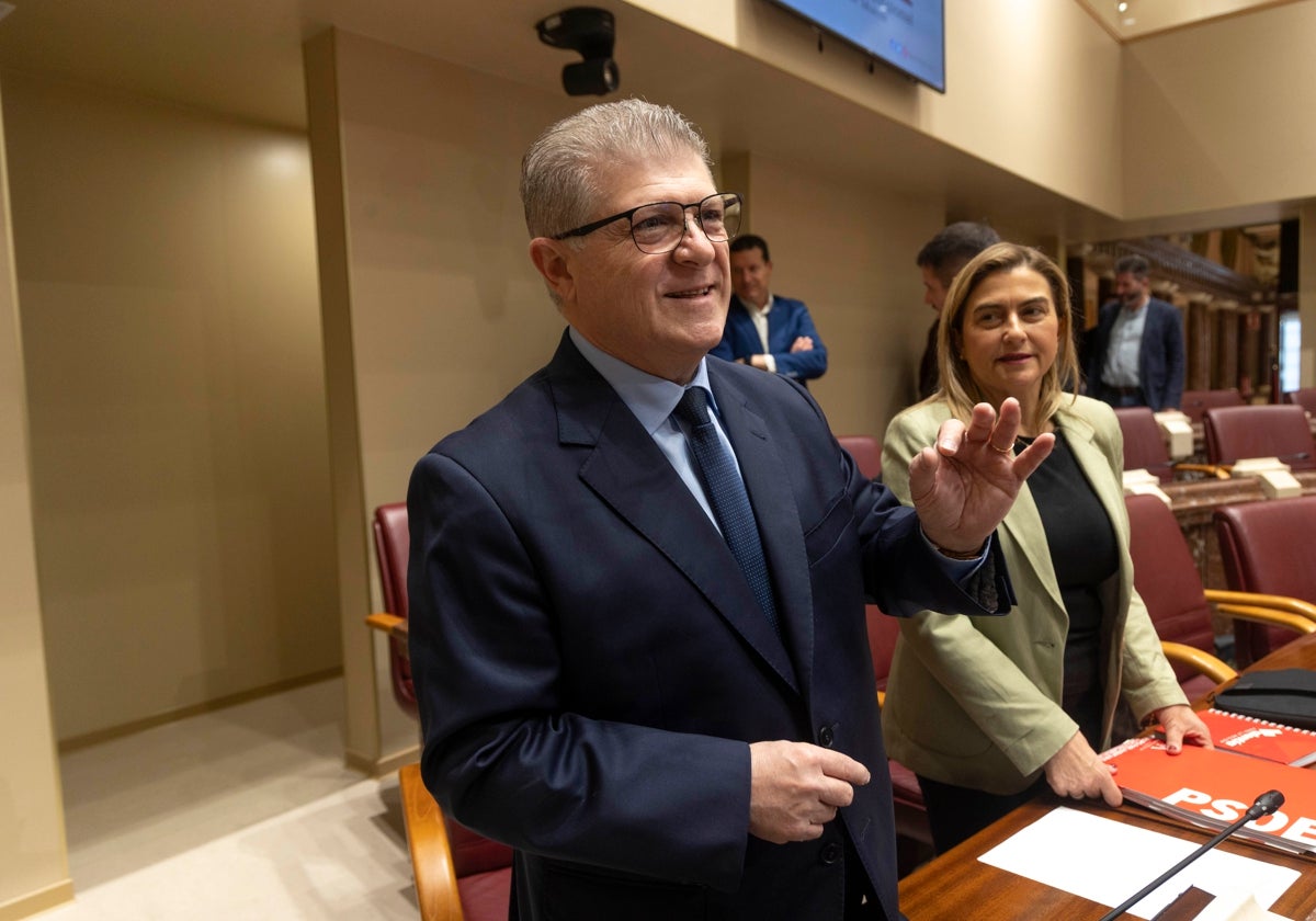 Vélez, con Carmina Fernández, en un Pleno reciente.