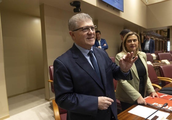 Vélez, con Carmina Fernández, en un Pleno reciente.