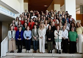 La secretaria de Estado, Amparo Merino (c), con las participantes en el encuentro de economía social.