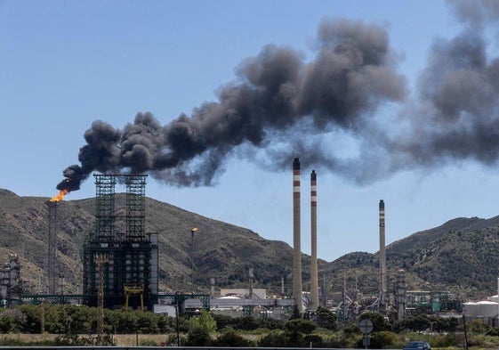 Humo negro producido por la antorcha de Repsol este lunes.