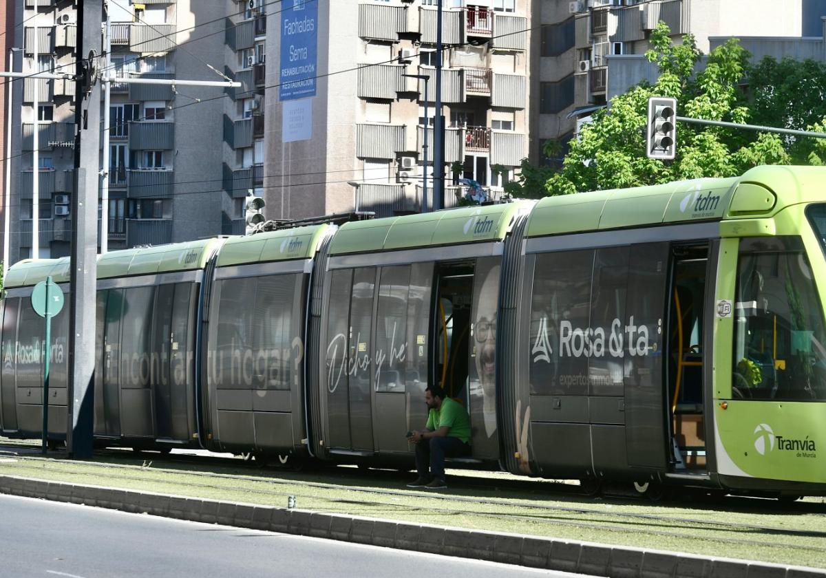 Cruces con mil ojos, tranvías varados y ascensores como jaulas en Murcia