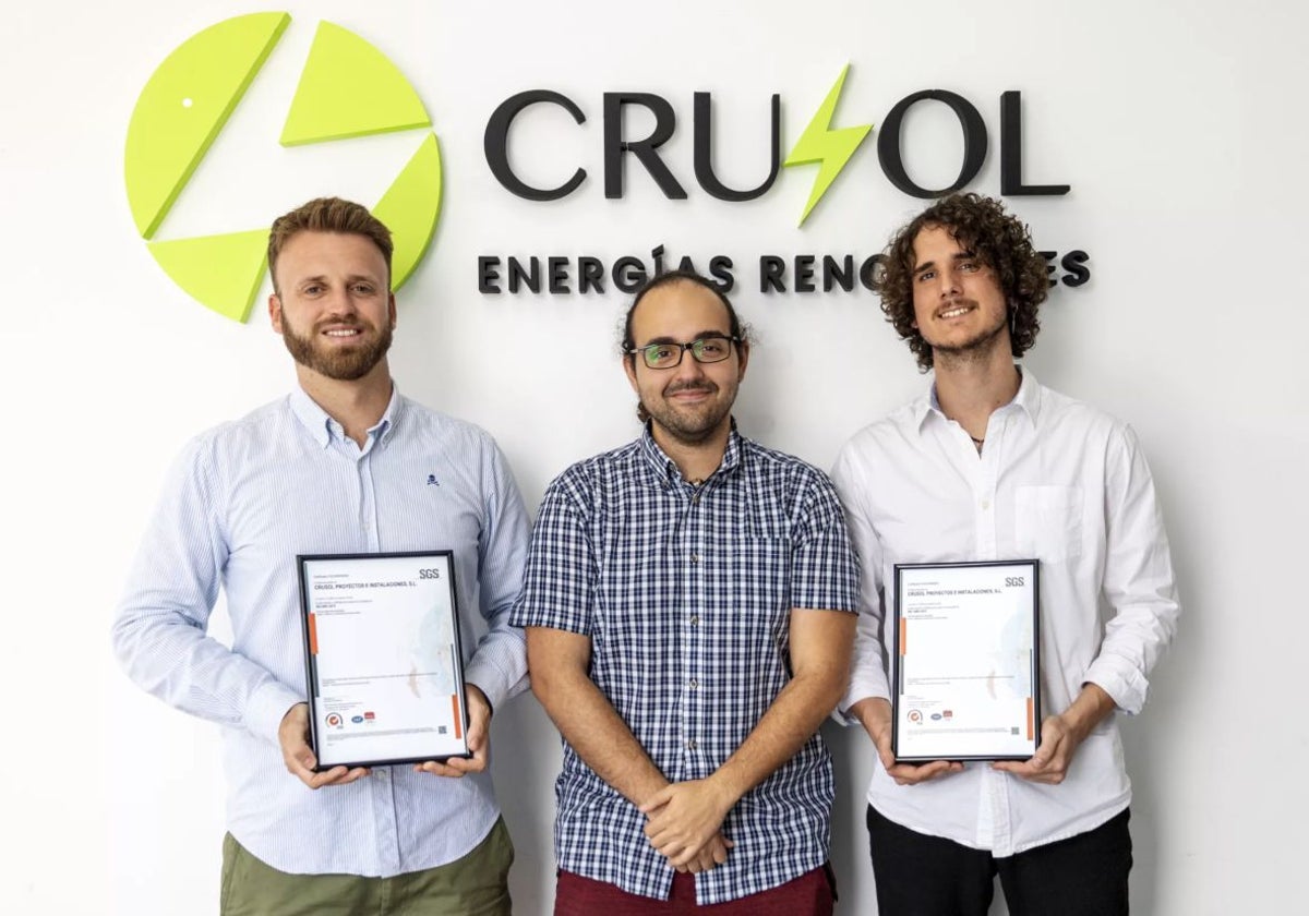 Gonzalo Cruzado, Francisco Mercader y Miguel Martínez con las Certificaciones ISO de Calidad y medio ambiente