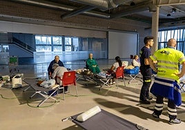 Personas que necesitan respiración asistida en una de las salas del recinto ferial, atendidas por el Servicio Murciano de Salud.