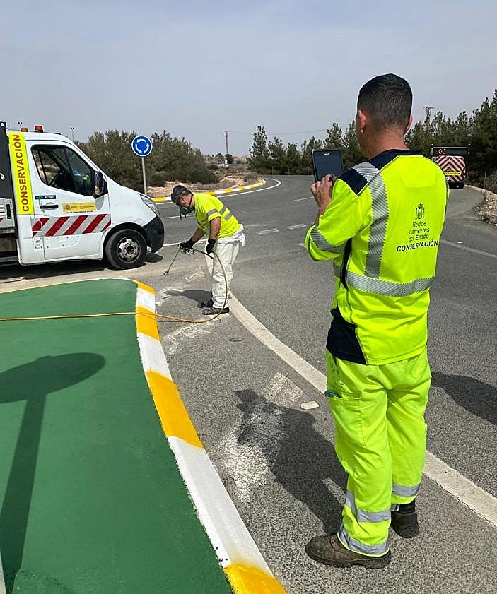 Imagen secundaria 2 - 1. Sustitución cartel pórtico A-30 PK 154+950. 2. Repintado de bordillos A-30 PK 126+700