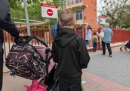 Un grupo de niños, este martes, en la puerta del colegio.