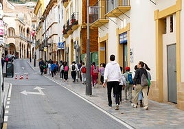 Un grupo de niños, de camino a un colegio de Lorca.
