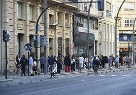 Cola de personas frente al Mercadona de la Gran Vía, este lunes, tras el gran apagón.