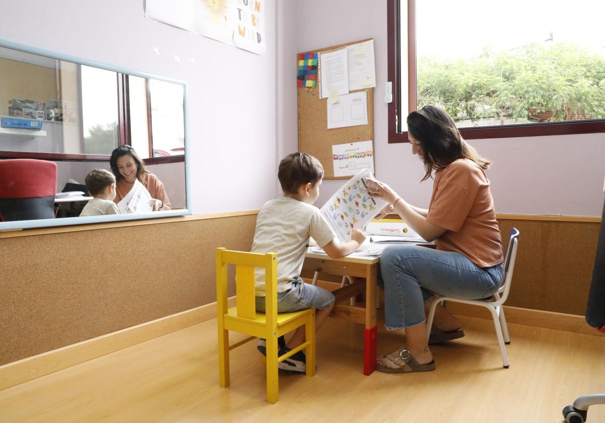 Un niño recibe tratamiento en el centro de Atención Temprana Fina Navarro, en una imagen de archivo.