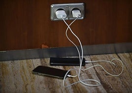 Cargando móviles en una empresa con generador.