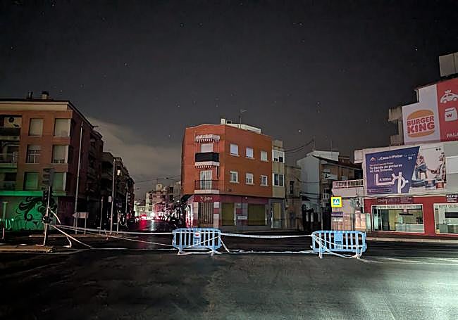Vallas de seguridad, en la noche del pasado lunes, en una intersección de Murcia.