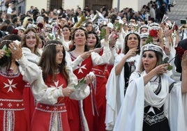 Bando Cristiano. Damas de San Juan desfilando hacia el Templete en la tarde del 3 de mayo.