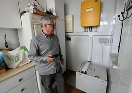 David García, con el inversor fotovoltaico, este miércoles en su vivienda de Aljucer.