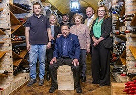 Mariano Nicolás, sentado en la bodega del restaurante El Churra y rodeado de su mujer, Conchita, sus hijos Juanjo, Inma y Sonia y sus nietos Carlos y Roberto.