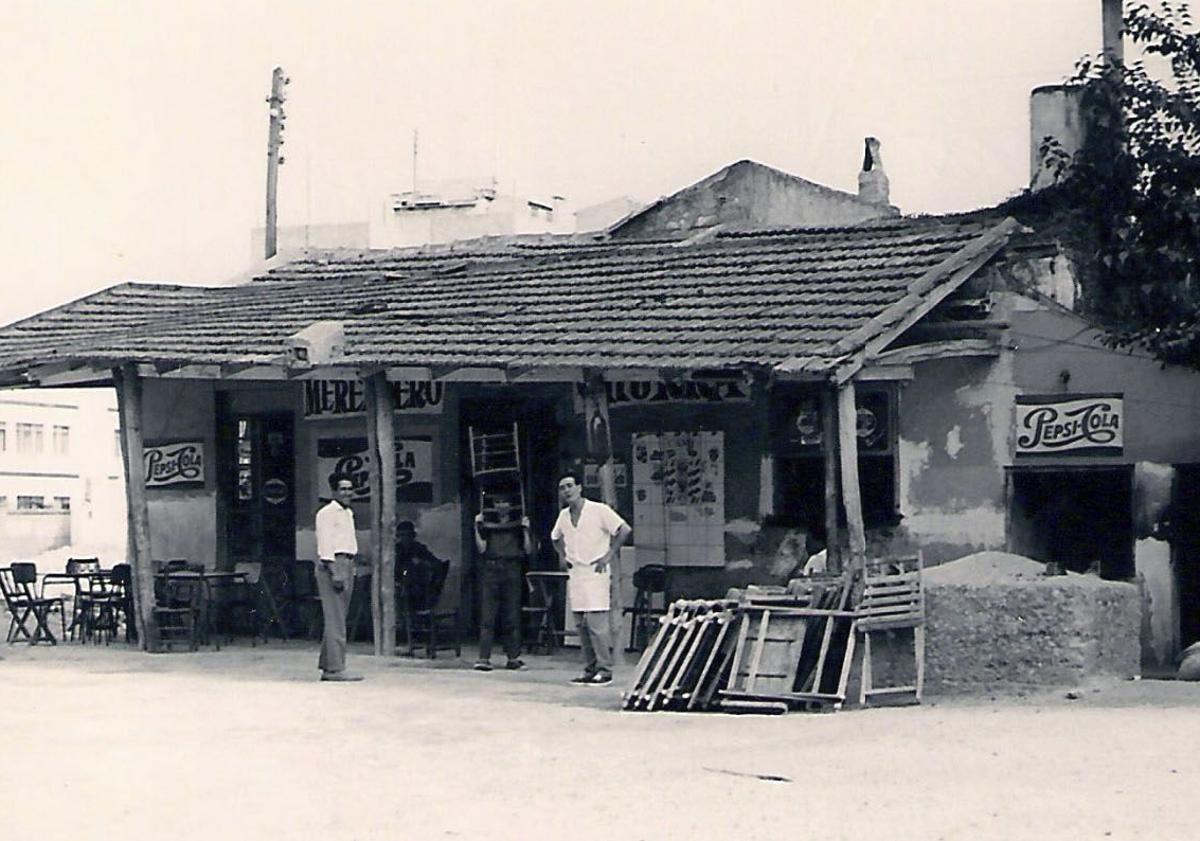 Imagen principal - 1. El primer local que la familia Nicolás montó en la avenida Ronda de Levante en 1955. 2. Los albores del actual hotel El Churra. 3. Mariano Nicolás y Conchita Monteagudo, posando el mes pasado en uno de los rincones del establecimiento. 