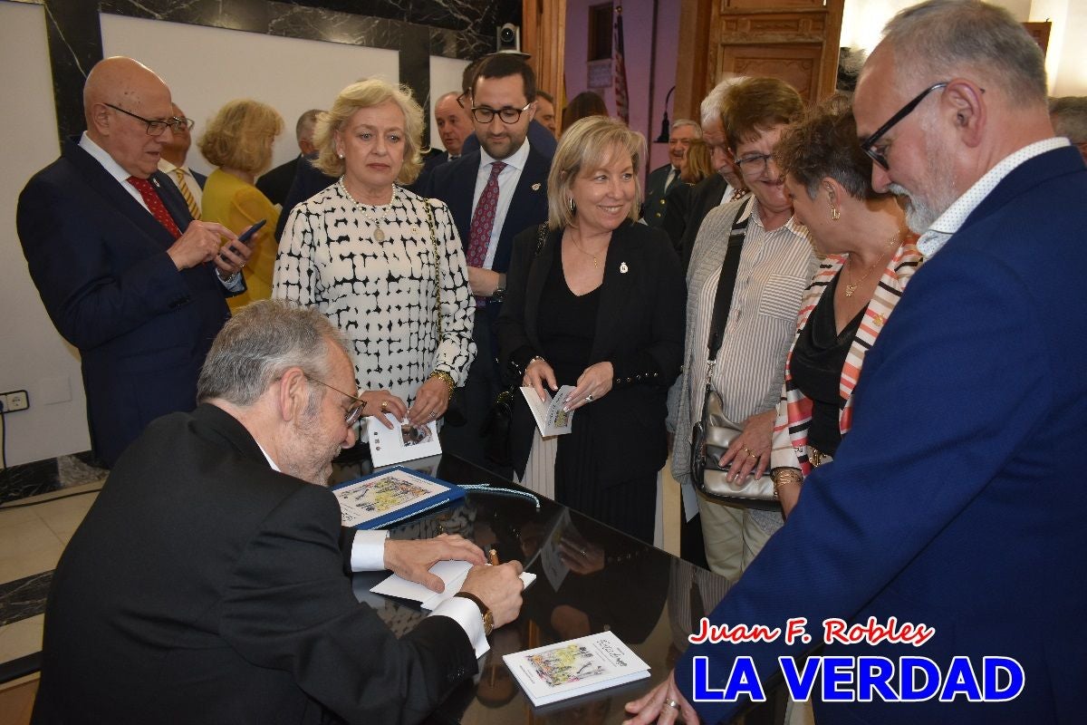 Imágenes del pregonero firmando el Pregón de Fiestas de Caravaca de la Cruz