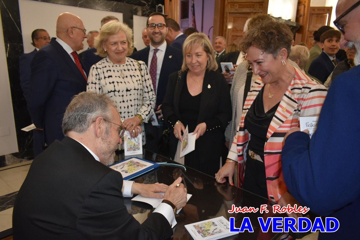 Imágenes del pregonero firmando el Pregón de Fiestas de Caravaca de la Cruz
