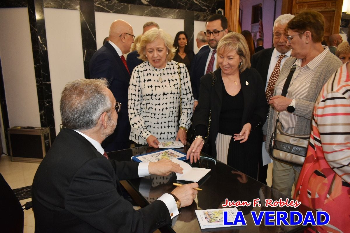 Imágenes del pregonero firmando el Pregón de Fiestas de Caravaca de la Cruz
