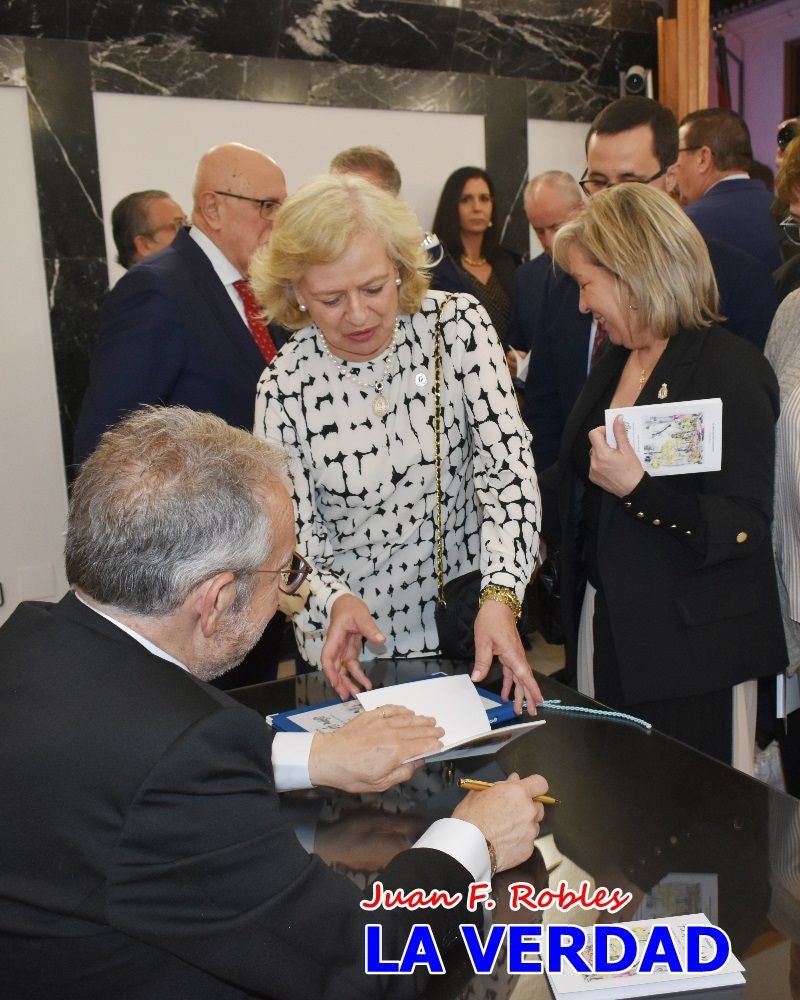 Imágenes del pregonero firmando el Pregón de Fiestas de Caravaca de la Cruz