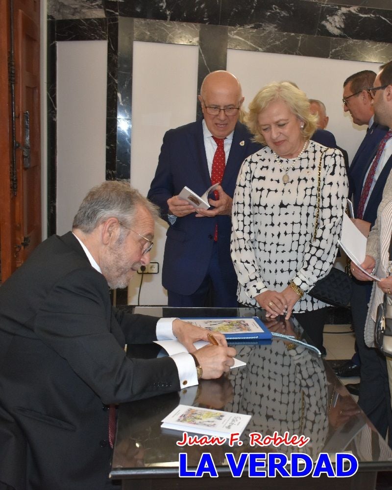 Imágenes del pregonero firmando el Pregón de Fiestas de Caravaca de la Cruz