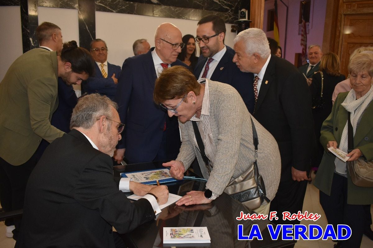 Imágenes del pregonero firmando el Pregón de Fiestas de Caravaca de la Cruz