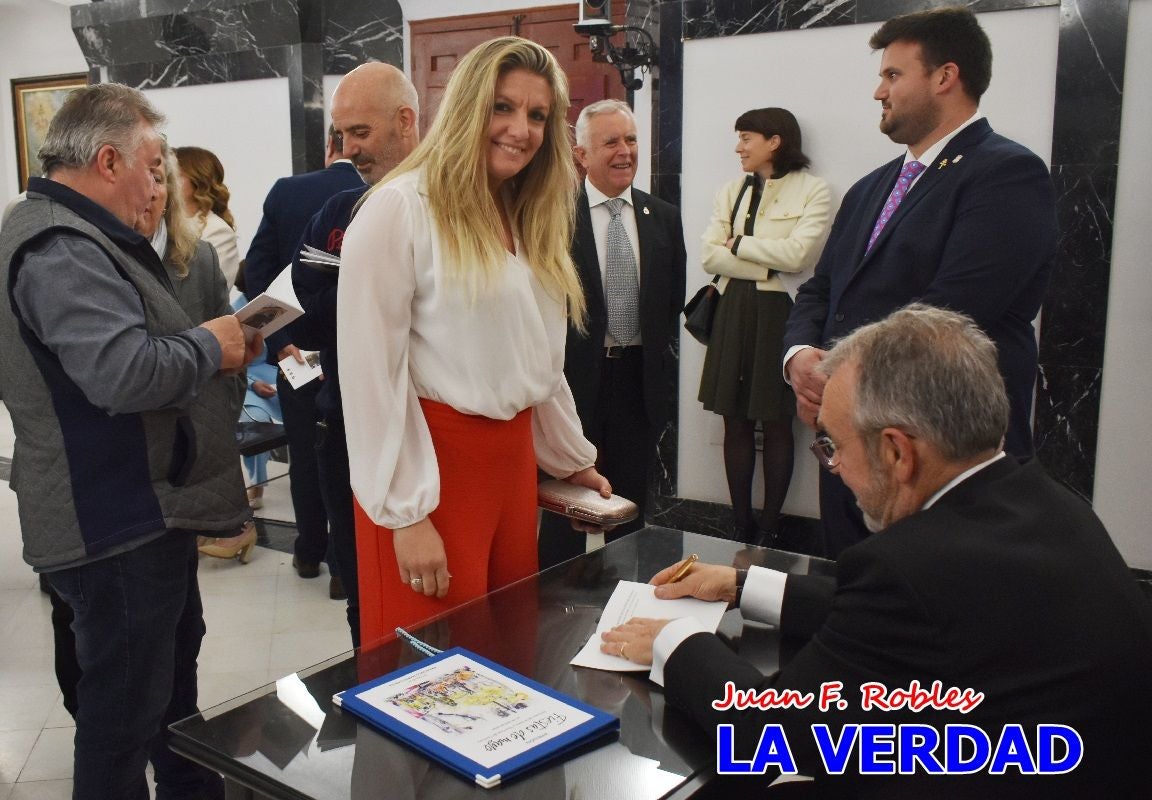 Imágenes del pregonero firmando el Pregón de Fiestas de Caravaca de la Cruz