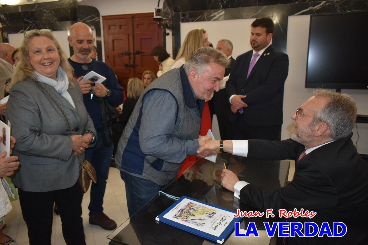 Imágenes del pregonero firmando el Pregón de Fiestas de Caravaca de la Cruz