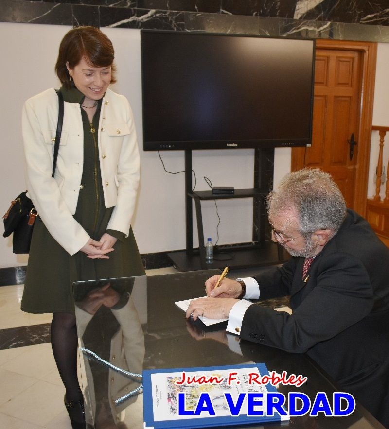 Imágenes del pregonero firmando el Pregón de Fiestas de Caravaca de la Cruz
