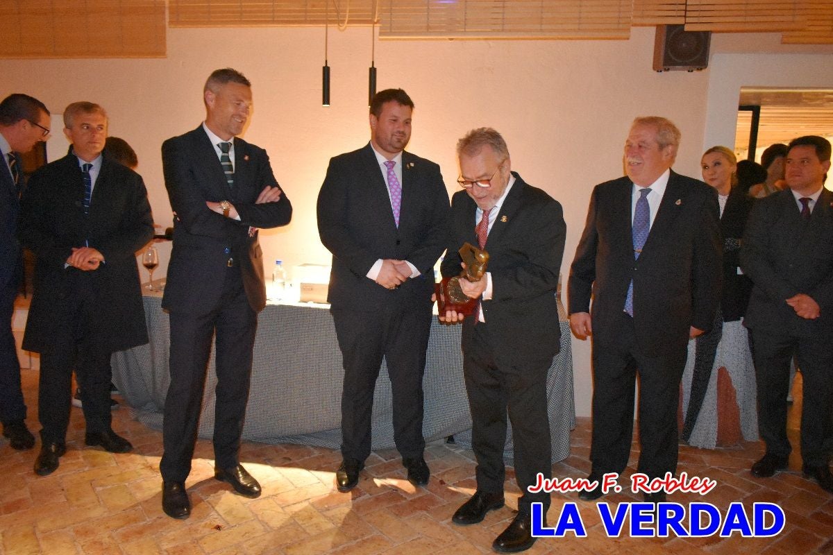 Imágenes del pregonero firmando el Pregón de Fiestas de Caravaca de la Cruz