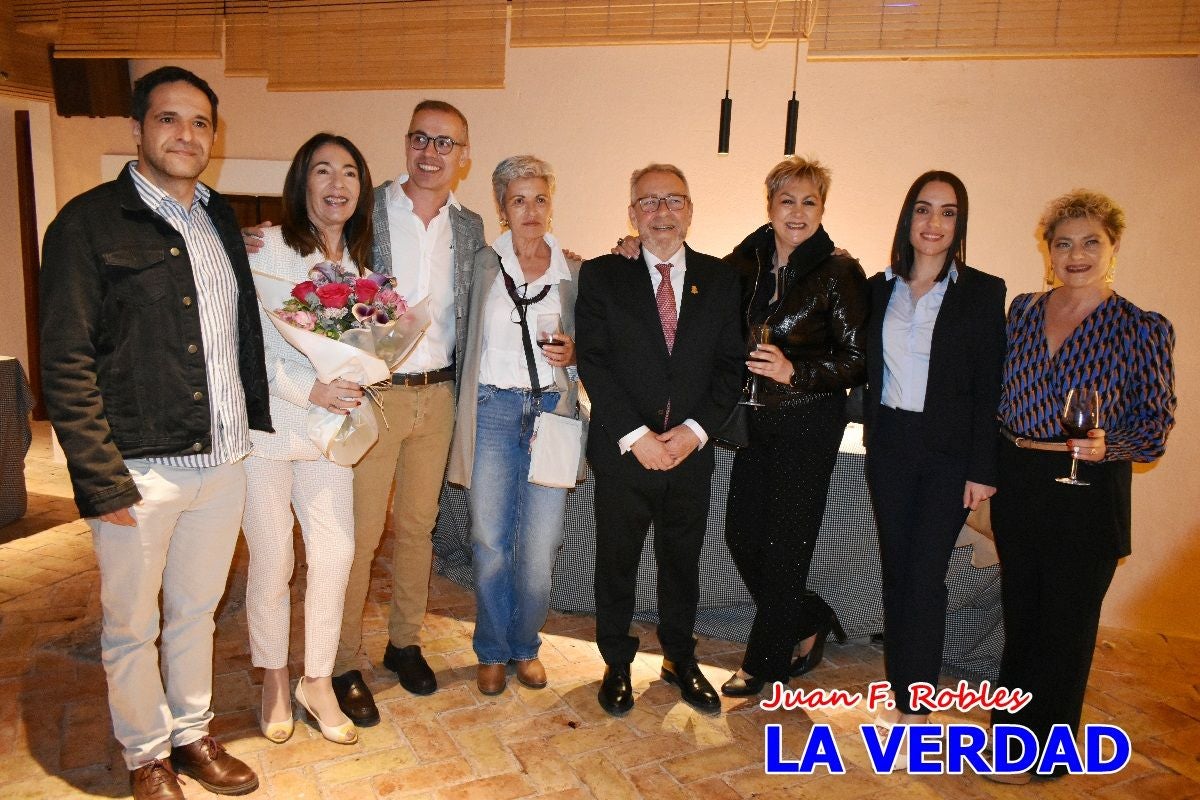 Imágenes del pregonero firmando el Pregón de Fiestas de Caravaca de la Cruz