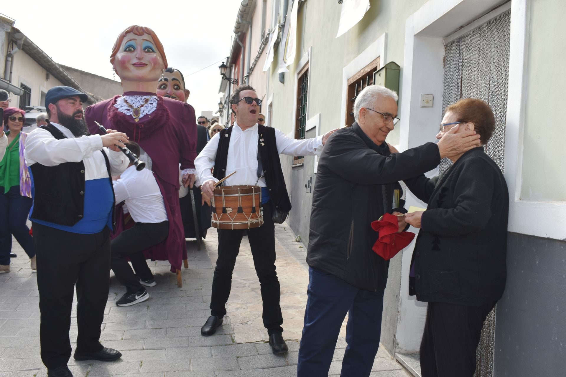 La comitiva en la calle Carril de Pedro Guerrero.