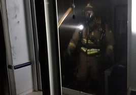 Un bombero, en la vivienda afectada por el incendio.