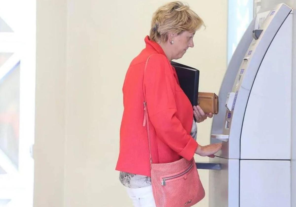 Una mujer utiliza un cajero automático, en una imagen de archivo.