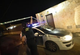 Un coche de la Guardia Civil sale de la zona acordonada.