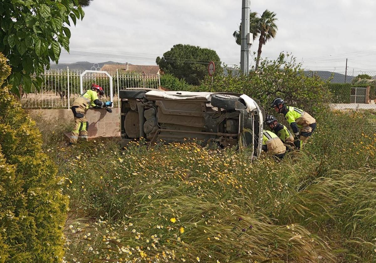 Herida al estrellarse en un jardín y quedar atrapada dentro del coche en Lorca